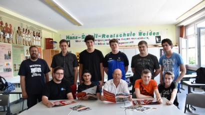 Bild: pmen
Schüler der Hans-Scholl-Realschule Weiden haben mit ihrem Comic zur WAA einen Landespreis im Geschichtswettbewerb des Bundespräsidenten gewonnen. Geschichtslehrer Johannes Paar (links) begleite das Projekt. Gerhard Götz (vorne, mittig) stellte den Schülern einige seiner Fotos zur Verfügung.
