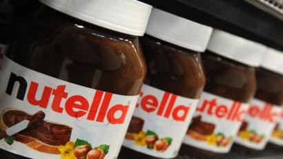 Symbolbild: Marcus Brandt/dpa
Schon zum zweiten Mal in diesem Jahr steht das weltgrößte Nutella-Werk still. Dieses Mal streiken rund 160 Mitarbeiter im Unternehmen.