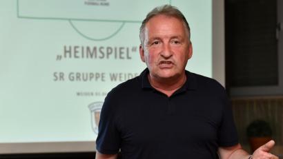 Bild: A. Schwarzmeier
Lutz Wagner, DFB-Lehrwart und Coach der Bundesliga-Schiedsrichter, referierte bei den Unparteiischen der Schiedsrichtervereinigung Weiden zum Thema „Regelkunde“.