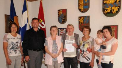 Bild: bey
Resi Rewitzer, Bürgermeister Rainer Rewitzer (von links) freuen sich gemeinsam mit Gastgeberin Rita Baier (Zweite von rechts) über die Urlaubstreue des Ehepaares Claus und Sybille Wittenbecher, Riesa. Mit dabei ist auch Schwiegertochter Andrea Baier mit Nachwuchs.