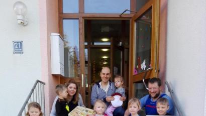 Bild: fppö
Erzieherin Nicole Hindringer (vorne) und die Elternbeirat-Vertreter (hinten, von links) Nadine Krause, Andreas Schreiner und Jürgen Koller bei der Übergabe der Geschenke an die Mädchen und Buben des gemeindlichen Kinderhauses.
