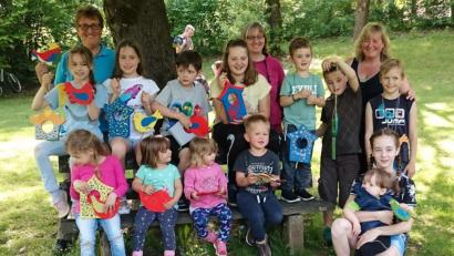 Bild: muk
Stolz präsentieren die Kinder und ihre Betreuer die selbst bearbeiteten und bemalten Holzwerkstücke.