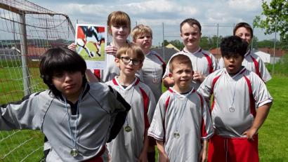Bild: grm
Die Kleinsten freuen sich beim Bezirksfußballturnier der Förderschulen mit dem Förderschwerpunkt geistige Entwicklung am meisten. Das spannende Spiel der C-Gruppe wird erst im Elfmeterschießen zugunsten der Neumarkter entschieden. Stolz präsentierten die Irchenriether ihre Medaillen und die Urkunde.