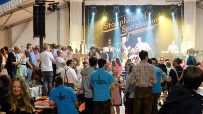Bild: wlr
Die Stoapfälzer Spitzbuam knipsten die Stimmung mit den ersten Tönen dermaßen an, dass die Besucher sofort auf den Bänken standen und abfeierten.