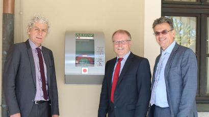 Bild: Landratsamt Tirschenreuth/exb
Dank der Björn-Steiger-Stiftung befindet sich nun ein neuer Defibrillator im Außenbereich des Landratsamtes. Landrat Wolfgang Lippert, Personalrat Max Bindl und Pressesprecher Walter Brucker (von links) schauten sich das Gerät an.