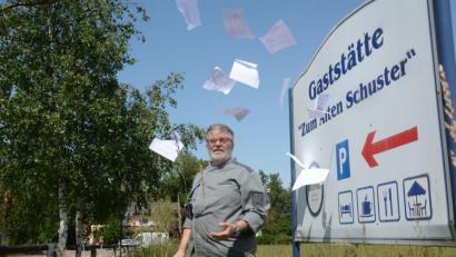 Bild: Gabi Schönberger
Dehoga-Kreisvorsitzender Robert Drechsel wirft die 14 Seiten seines Antrags für das Gaststättenmodernisierungsprogramm in den Wind. 25 Minuten hatte er zum Ausfüllen gebraucht. Andere Wirte waren schneller und er ebenso wie viele Kollegen chancenlos, eine Förderung auch nur zu beantragen.