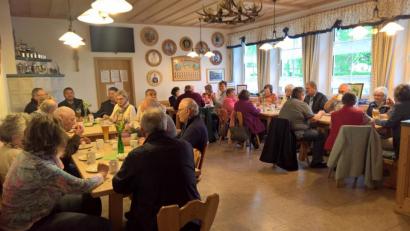 Bild: exb
Der Stadtteilspaziergang in Wondreb wurde mit einer Einkehr im Schützenheim beendet.