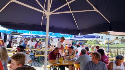 Bild: soj
Unter Sonnenschirmen suchten die Festbesucher Schutz vor der Sonne. Bei sommerlichen Temperaturen schmeckten die kühlen Getränke besonders gut.