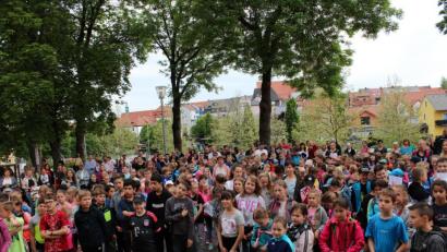 Bild: cs
Die Auerbacher Grund- und Mittelschüler feiern ihr Schulfest zum ersten Mal gemeinsam.