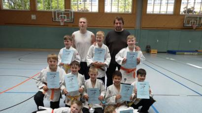 Bild: shu
Die erfolgreichen Judokas des JV Sulzbach-Rosenberg (hinten von links) mit ihren Betreuern Sebastian und Michael Eisner: Gabriel Bleim, Jonas Scharping, Sebastian Marx, Michael Perrey, Adrian Knaus, Leon Beidin, Diego Schnellinger, Michael Zellner Daniel Feige und Ilja Serebrennikov