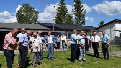 Bild: szl
Die Bürgermeister des Landkreises Tirschenreuth besichtigen das Tierheim in Tirschenreuth. Leiterin Daniela Riedl weist auf viele Missstände hin.