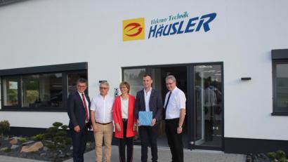 Bild: sns
Foto zeigt von links: Bürgermeister Martin Birner, Günter, Erna und Michael Häusler sowie Stadtpfarrer Hannes Lorenz aus Nabburg