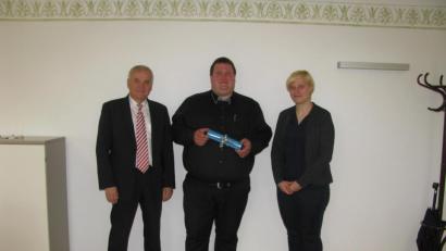 Bild: exb
Bürgermeister Günter Kopp (links) und Geschäftsleiterin Kathrin König gratulieren Georg Redl junior mit einem Geschenk zur bestandenen Prüfung als Verwaltungsfachkraft.