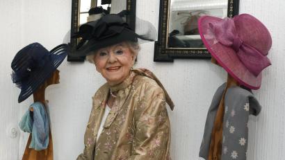 Bild: Petra Hartl
Die Amberger Modistin Eleonore Fuchs, so wie sie die Leute kennen: Schick gekleidet zwischen ihren Werken in ihrem Geschäft in der Unteren Nabburger Straße.