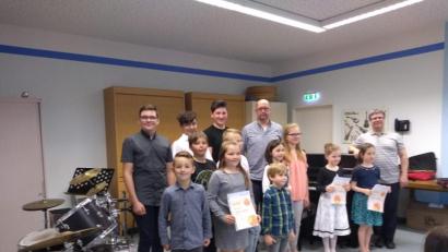 Bild: exb
Die Musiklehrer Klaus Rosner (rechts) und Ulli Schmutzer (Fünfter von rechts) waren stolz auf ihre Schüler.