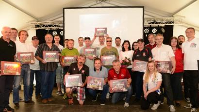 Bild: bey
Der ehemalige 69-fache tschechische Nationalspieler und frühere Clubmannschaftskapitän Tomas Galasek (Mitte, knieend) ist Ehrengast der Jubiläumsfeier des FCN-Fanclubs "Leiky´s Parkstein". Mit dabei auch viele frühere Spieler der Club A-Jugend 1974. Fanclubvorsitzender Markus Fischer (rechts) überreicht Erinnerungsgeschenke.