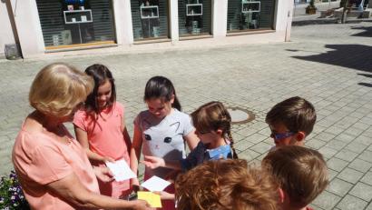 Bild: stn
Mit Freude überreichen die Kommunionkinder ihre persönlichen Spenden.