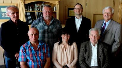 Bild: le
Die Führungsspitze der Baugenossenschaft geht gestärkt vom Vertrauen der Mitglieder in das Jubiläumsjahr 2020. Sitzend, von links: Siegfried Schell, Marika Mauerer und Bernd Meier sowie (stehend, von links) Hans Lindner, Peter Girke, Thomas Stetter und Berater Fred Lehner.