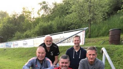 Bild: exb
Sportwart Thomas Schraml senior (Mitte) und Richard Suttner (Dritter von links), der Leiter der SCE-Kegelsparte, zeichnen bei der Saisonabschlussfeier die Mannschaftsbesten aus: (von links) Heidi Riedl und Richard Theobald sowie (von rechts) Verena Liers, Oliver Eckert und Thomas Riedl.