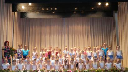 Bild: exb
Mit ihrer „Schwanensee“-Aufführung begeistern die rund 50 Ballerinas nicht nur Uschi Prechtl (links), sondern auch gut 300 Zuschauer in der Realschulturnhalle.