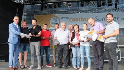 Bild: exb
Letzte Absprachen des Organisationsteams auf der bereits aufgebauten Seebühne (von links): Franz Stahl, Vinzenz Rahn, Wolfgang Braun, Bernhard Helgert, Franz Häring, 2. Bürgermeister Peter Gold, Hans Prucker, Lisa Wettinger, Petra Klebl-Denk sowie Karl und Tobias Schwägerl. Nicht im Bild: Mirko Streich.