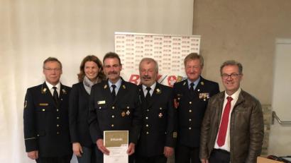 Bild: thd
Landesverbandsvorsitzender Alfons Weinzierl (von links), Landrätin Tanja Schweiger, der geehrte Weidener Stadtbrandmeister Richard Schieder, Bezirksvorsitzender Fredi
Weiß und sein neuer Vize, der Regensburger Kreisbrandrat Wolfgang Scheuerer, sowie Bürgermeister Konrad Meier bei der Versammlung des Bezirksverbandes.