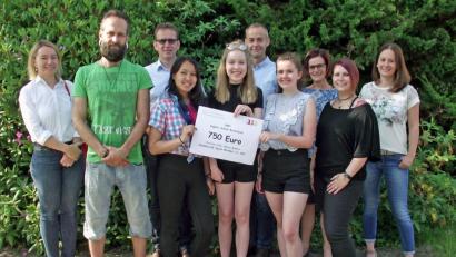 Bild: Dobmeier
Eine Spende von 750 Euro überreichen die Schülerinnen an das Schülercafé Scout mit (von links) Elisabeth Weiß (Kolpingbildungswerk), Niklas Redlich vom Scout, stellvertretendem Schulleiter Georg Hammer, Vanessa Kunert, Theresa Göldner, Julia Greindl, Jürgen Förster von Kolping, Schulleiterin Susanne Genser, Christina Stich (Kolping) und Verbindungslehrerin Karolin Datzmann.