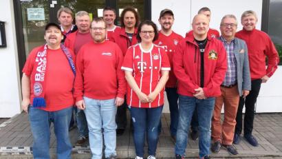 Bild: wro
Markus Dürnhofer (rechts) und Christian Weig (Dritter von rechts) leiten weiter den FCB-Fanclub „Red Flames“. Zur Wahl gratulierte dem gesamten Gremium Bürgermeister Toni Dutz (Zweiter von rechts).