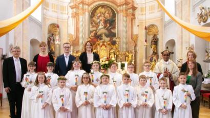 Bild: Foto Hummer/exb
Die Kommunionkinder (mittlere Reihe, von links) Julia Schwartling, Lena Schwartling, Annalena Riedl, Lilly Tischler, Benedikt Fellner, Johannes Schnurrer und Maximilian Benker sowie (vorne, von links) Luisa Wurm, Lissy Scharnagl, Annalena Keil, Liane Fellner, Adrian Scharnagl, Jakob Altnöder, Lukas Schnurer und Luis Schwamberger mit (von rechts) den Tischmüttern Veronika Fellner und Nicole Tischler, Pfarrer George Parankimalil sowie (hinten, von links) Pfarrgemeinderatssprecher Wolfgang Plonner, Tischmutter Maria Wurm, Lehrer Sven Schiml und Tischmutter Marina Schwartling.