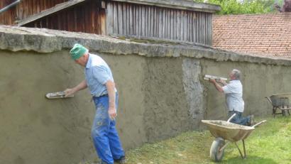 Bild: mad
Mit Auge und Geschick bringen die Helfer den Putz auf der Mauer auf.