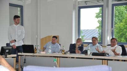 Bild: ak
Die Architekten Johannes Winterl (links) und Franc Dierl erläutern den Gemeinderäten Matthias Busch und Norbert Veigl, Geschäftsleiter Thorsten Leusenrink (von rechts) sowie dem restlichen Gremium ihre Pläne für den Erweiterungsbau.