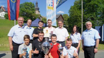 Bild: C. Rausch
Sie gratulieren der Unterlinder Jugendfeuerwehr:
Kreisbrandinspektor Winfried Prokisch (hintere Reihe, erster von rechts), daneben Kreisbrandmeister Johannes Geisler, Kreisbrandrat Hermann Schreck (rechts) und Bürgermeister Franz Tauber (hinten, dritter von rechts).