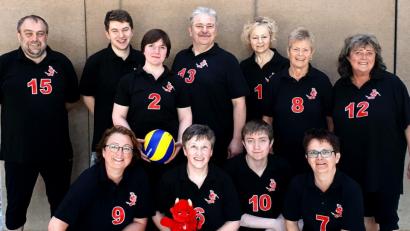 Bild: R. Kreuzer
Die Weidener Flugballspieler sind Deutscher Meister: (oben, von links) Wolfgang Hunsperger, Michael Kraus, Anja Dreyer, Wilhelm Kraus, Anita Spitzner, Gertrude Stock, Evelyn Hunsperger sowie (unten, von links) Ulrike Brendel, Brigitte Kraus, Tino Hunsperger und Annette Betting.