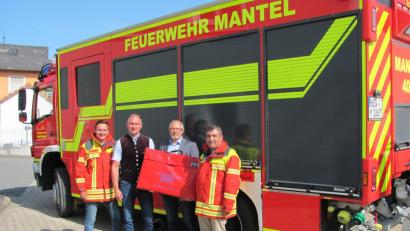 Bild: sei
Andreas Krenn (Zweiter von rechts) von der Versicherungskammer Bayern übergibt an Feuerwehrkommandant Siegfried Janner (rechts) Stellvertreter Timo Krauß (links) und Bürgermeister Richard Kammerer (Zweiter von links) einen mobilen Rauchverschluss.