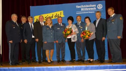 Bild: bgl
Beim Kommersabend zum 50-jährigen Bestehen des THW wurden Ortsbeauftragter Hans Deyerl (Vierter von rechts, mit Gattin) und Josef Pflug (Sechster von links, mit Gattin) mit dem Ehrenkreuz in Bronze ausgezeichnet. Glückwünsche an den Ortsverband überbrachten (von links) Polizeichef Robert Feuerer, Kreisbrandrat Robert Heinfling, MdB Karl Holmeier, Bürgermeister Heinz Weigl, Regionalstellen-Leiterin Ilona Knecht-Jesberger, MdL Joachim Hanisch und Landesbeauftragter Fritz-Helge Voß.