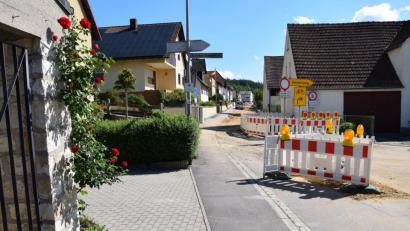 Bild: bö
Auf der Baustelle läuft's gut. Da danke ich den Anliegern in der Harschhofer Strasse, dass sie den Komplettausbau so aufgeschlossen gegenüberstehen", meinte Bürgermeister Peter Braun in der Haushaltssitzung. Der Gesamtausbau kommt auf 2,3 Millionen Euro.