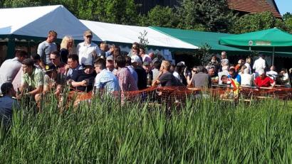 Bild: zer
Prost auf die Gemütlichkeit, die gab es beim Familien- und Vatertagsfest bei der DJK und für den Hunger war das Angebot auch außerordentlich umfangreich und vielfältig. Bild bei Essensausausgabe am Mittag. Blick auf die Außenanlage.