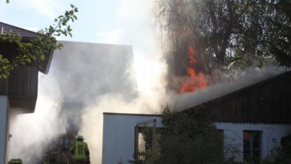 Bild: kro
Das Nebengebäude eines Anwesens an der Regensburger stand kurz nach Ausbruch des Brandes lichterloh in Flammen.