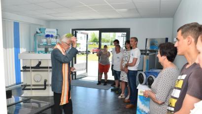 Bild: fjo
Pfarrer Georg Hartl (links) segnete die neuen Büro- und Produktionsräume des Ehepaars Gabi und Reinhard Mathy (Mitte) im Gewerbepark.