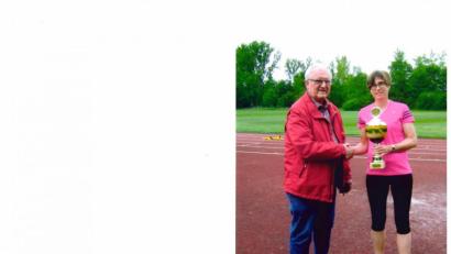 Bild: mbm
Martin Bäumler übergibt den Pokal an Andrea Schieder.