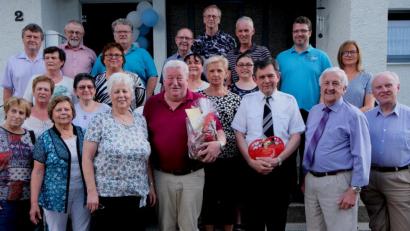 Bild: le
"Ihr habt mir eine riesige Freude bereitet", mit diesen Worten dankt Jubilar Hans Fröhlich dem katholische Kirchenchor unter Leitung von Harald Bäumler für das Geburtstagsständchen zum 70. Geburtstag.