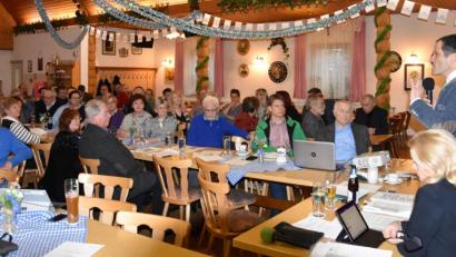 Bild: Beate-Josefine Luber
Albert Rupprecht fordert im Weidener Postkellersaal die Verlegung des Süd-Ost-Links in den Grünstreifen neben die A93.