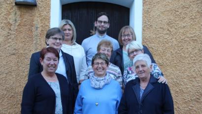 Bild: kmo
Das neue Führungsteam des Katholischen Frauenbunds Poppenricht mit (oben, von links) stellvertretende Bezirksleiterin Kerstin Aufschneider und Pfarrer Dominik Mitterer sowie Annemarie Köhler. Zweite Reihe (von links): Theresia Schmid-Hopfenzitz, Maria Demel und Alexandra März; unten (von links): Christine Weiß, Margit Otto und Gertrud Neiswirth.