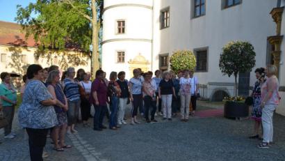 Bild: dob
Bezirksvorsitzende Martha Bauer (rechts) hieß die Frauen mit Gästeführerin Angela Bodensteiner (Zweite von rechts) im Schlosshof willkommen. Es ging aber nicht nur um Wissenswertes zur Geschichte des Pfalzgrafenschlosses sondern um die Kampagne "Maria 2.0", die sie den Vorstandschaften in den Zweigvereinen ans Herz legte.
