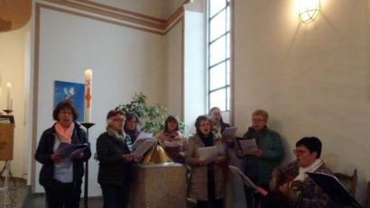 Bild: bur
Der neu gegründete Chor der Hospizhelferinnen gestaltete den Gedenkgottesdienst musikalisch.