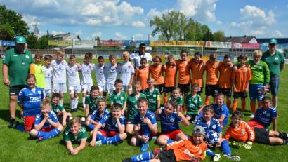 Bild: jr
Der Nachwuchs des 1. FC Nürnberg (links, weiße Trikots), der FK Cheb (orange Trikots) und im Vordergrund die beiden Mannschaften des SV Mitterteich mit SV-Jugendleiter Markus Rosner (rechts) sowie Schiedsrichter Hans „John“ Rüth (Mitte).