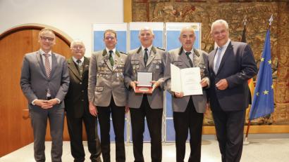Bild: Giulia Iannicelli/stmi
Verleihung der Sportplakette des Bundespräsidenten in Schweinfurt, von links Bürgermeister Bernd Sommer, Erster Landesschützenmeister Wolfgang Kink, Christian Koch, Alfred Koch, Bernhard Prüfer und Innenminister Joachim Herrmann.