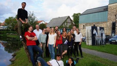 Bild: eib
Das Land-Art Team von Grenzen:Bilder (von links): Stephan Schreiner, Maurice Wirtz, Professor Karl-Heinz Einberger, Theresa Walther, Lenka Drevjaná, Sophie Duthiné, Vít Dvorík, Barbora Pánková, Magda Bene šová, Barobora Lišková, Katerina Hronová, Veronika Libanská, Professor Aleš Hnízdil, Anna Veselá sowie (liegend) Peter Oberloher und Hsu Yi-Ting. Es fehlt Jonathan Pielmeier, der schon früher abreisen musste.	Bild: eib