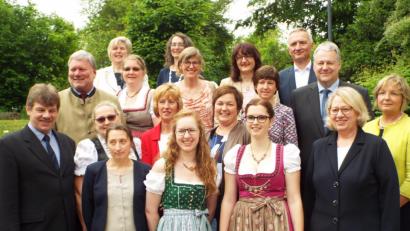 Bild: e
Die erfolgreichen Studierenden zusammen mit Schulleiterin Ursula Hackl (vorne rechts), dem Leiter des Amtes für Ernährung, Landwirtschaft und Forsten, Wolfhard-Rüdiger Wicht (zweite Reihe, links), Landrat Richard Reisinger (Dritter von rechts) und Landtagsabgeordnetem Harald Schwartz (links dahinter).