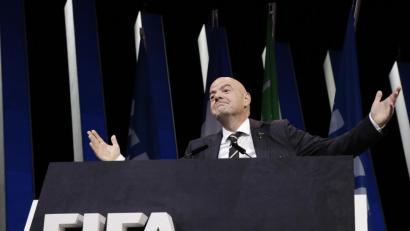 Bild: Alessandra Tarantino/dpa
Gianni Infantino in seiner Lieblingspose.